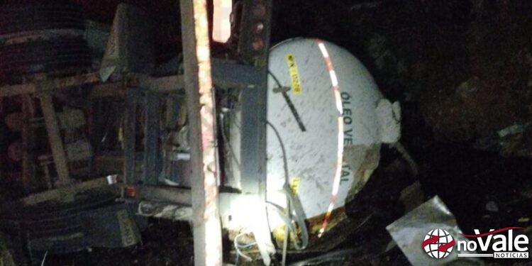 Motorista morre em capotamento de caminhão tanque na BR-470