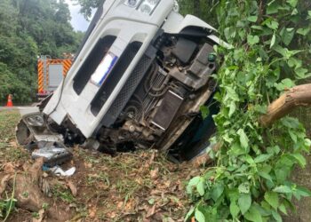 Caminhoneiro fica preso às ferragens após tombamento em Vargem Bonita