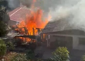 Casa pega fogo no centro de Herval d’Oeste; Polícia investiga possível crime