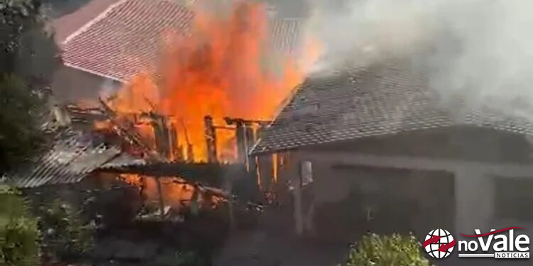 Casa pega fogo no centro de Herval d’Oeste; Polícia investiga possível crime