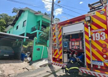 Corpo de Bombeiros atende ocorrência de incêndio em residência no município Ouro