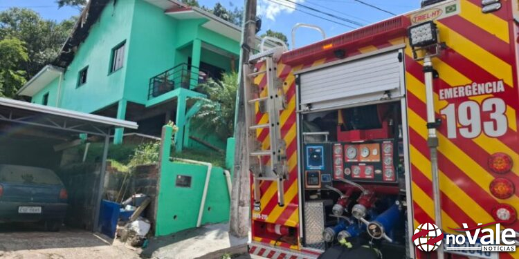 Corpo de Bombeiros atende ocorrência de incêndio em residência no município Ouro