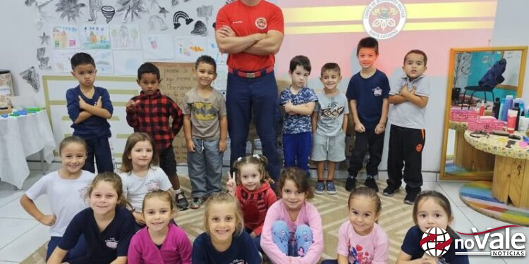 Corpo de Bombeiros realiza palestra educativa orientando crianças sobre prevenção de acidentes com animais peçonhentos