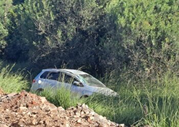 Saída de pista seguida de capotamento no acesso a Zortéa