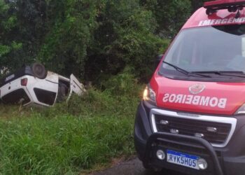 Veículo capota na BR-282, mas condutor de 27 anos escapa sem ferimentos