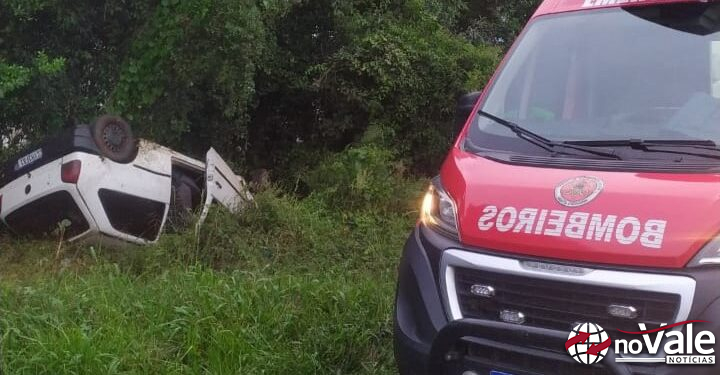 Veículo capota na BR-282, mas condutor de 27 anos escapa sem ferimentos