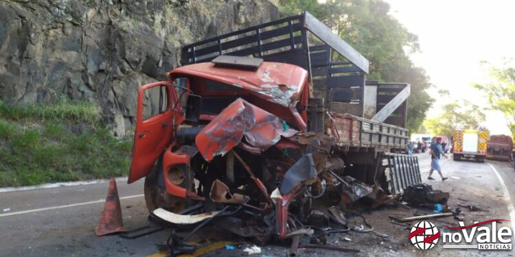 Caminhão de Lacerdópolis se envolve em colisão frontal em Herval d’ Oeste