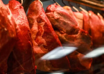 China suspende compra de carne bovina de três frigoríficos do Brasil