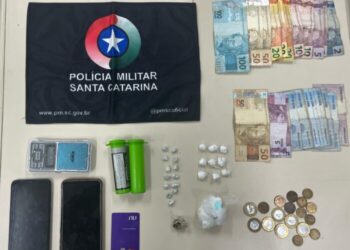 Homem é preso e adolescente apreendido por tráfico de drogas em Videira