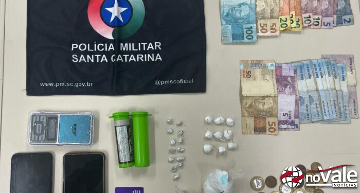 Homem é preso e adolescente apreendido por tráfico de drogas em Videira