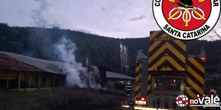 Incêndio atinge depósito de lenha em Pinheiro Preto