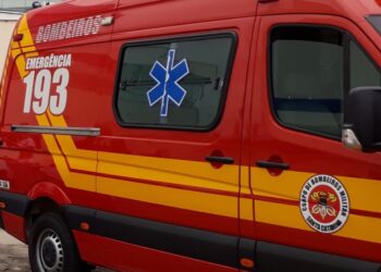 Acidente entre carro e moto deixa mulher ferida no centro de Ouro