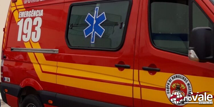 Acidente entre carro e moto deixa mulher ferida no centro de Ouro