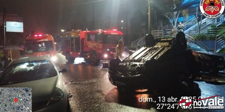 Colisão seguida de capotamento de veículo mobiliza bombeiros em Campos Novos