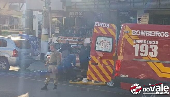Jovem fica ferida em colisão entre carro e moto em Herval d’Oeste