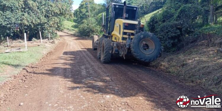 Secretaria de Obras realiza a manutenção das estradas na região de Pinheiro Baixo