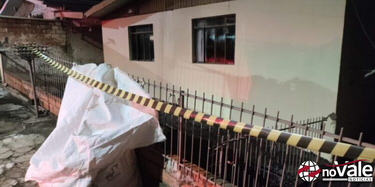 Corpo carbonizado é encontrado após incêndio em residência em Fraiburgo