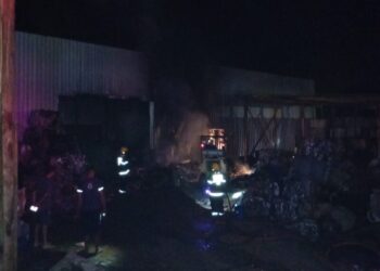 Incêndio atinge galpão de reciclagem no Distrito Industrial de Vargem Bonita