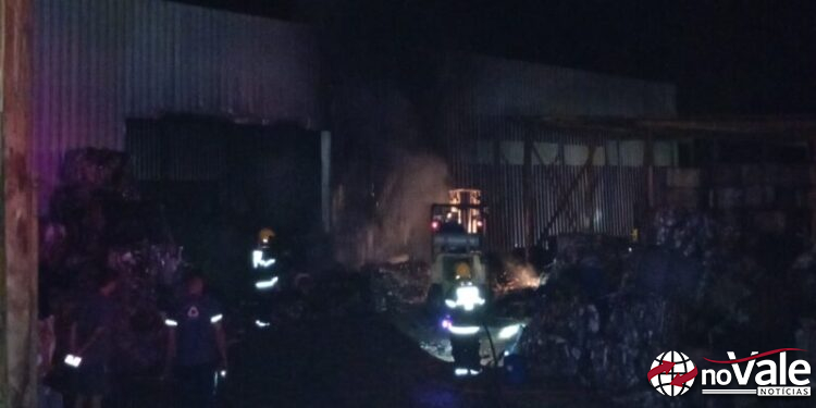 Incêndio atinge galpão de reciclagem no Distrito Industrial de Vargem Bonita