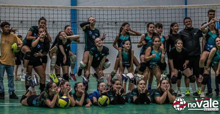 Equipe de voleibol feminino da FME Capinzal Sub-16 realiza amistoso preparatório para a OLESC