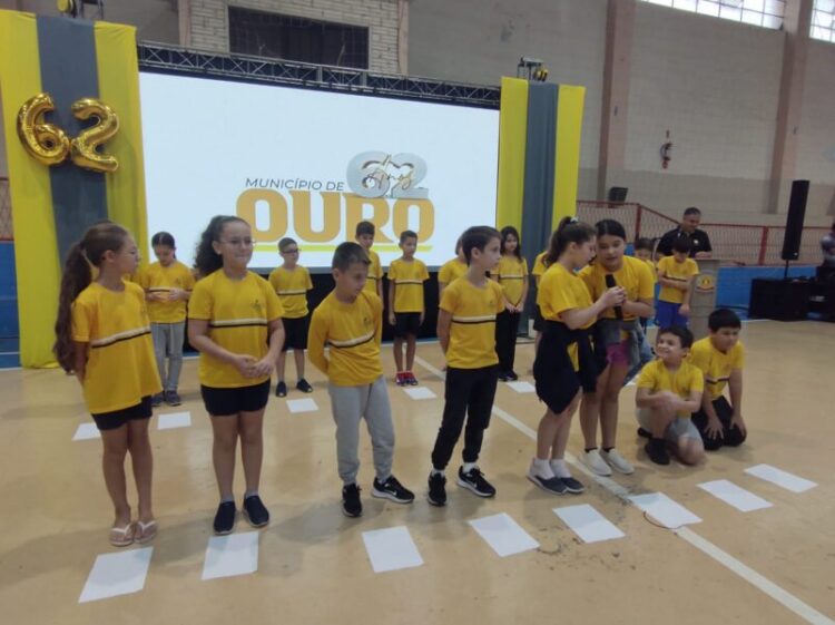 Ato Cívico marca comemorações dos 62 anos de Ouro