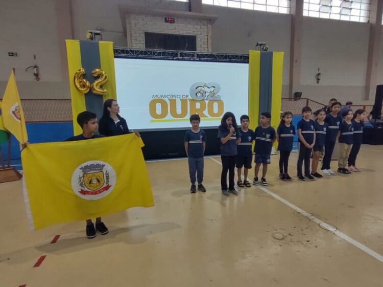 Ato Cívico marca comemorações dos 62 anos de Ouro