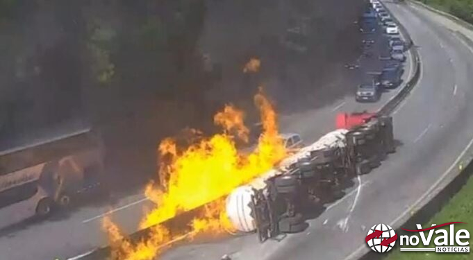 Carreta carregada com etanol explode e causa incêndio em mais de 20 veículos na BR-101