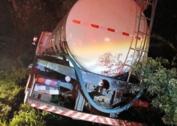 Acidente entre carro e caminhão deixa um morto e dois feridos com gravidade na BR-280