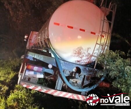 Acidente entre carro e caminhão deixa um morto e dois feridos com gravidade na BR-280