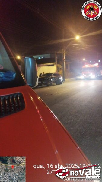 Homem de 65 anos colide com veículo estacionado no Bairro São Sebastião em Campos Novos