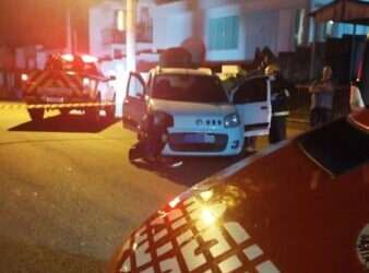 Homem de 65 anos colide com veículo estacionado no Bairro São Sebastião em Campos Novos