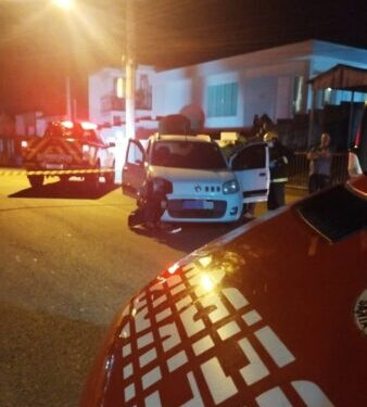 Homem de 65 anos colide com veículo estacionado no Bairro São Sebastião em Campos Novos