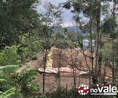 Tornado causa estragos em Chapecó e cidades vizinhas após formação de núcleos convectivos explosivos