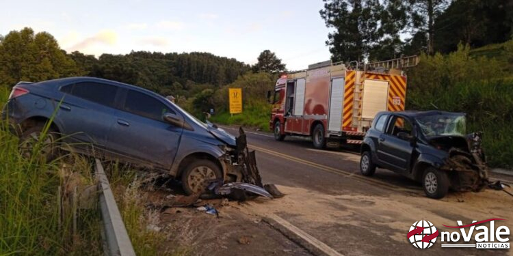 Colisão entre veículos deixa 4 vítimas feridas na SC- 467