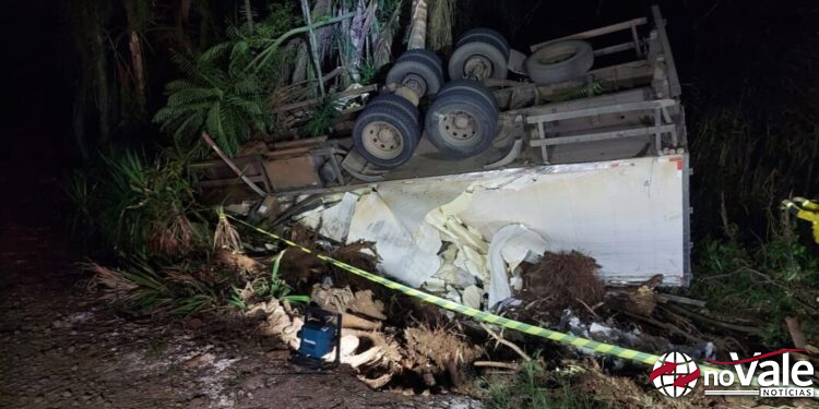 Caminhão carregado com carne capota na SC-155, em Seara