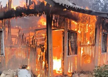 Incêndio destrói casa de madeira em Presidente Castello Branco