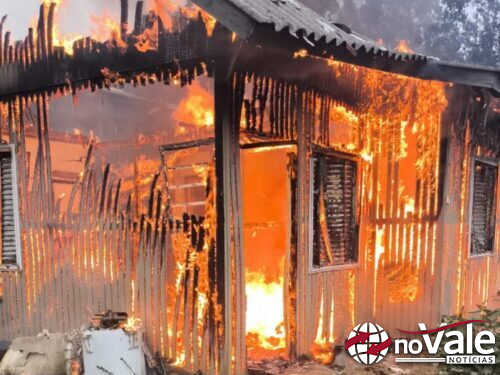 Incêndio destrói casa de madeira em Presidente Castello Branco