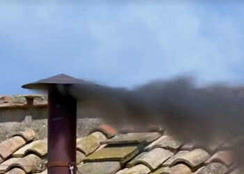 Fumaça preta volta a sair da chaminé da Capela Sistina