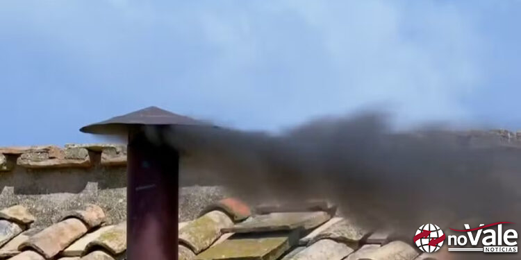 Fumaça preta volta a sair da chaminé da Capela Sistina