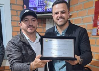 Capinzalense Leomar Ribas recebe homenagem da assembleia legislativa