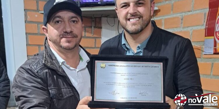 Capinzalense Leomar Ribas recebe homenagem da assembleia legislativa