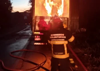 Incêndio atinge carreta com produtos de limpeza na BR-153 (Vídeo)