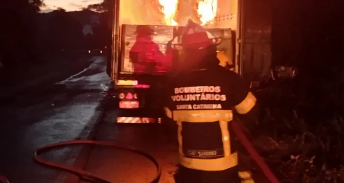 Incêndio atinge carreta com produtos de limpeza na BR-153 (Vídeo)