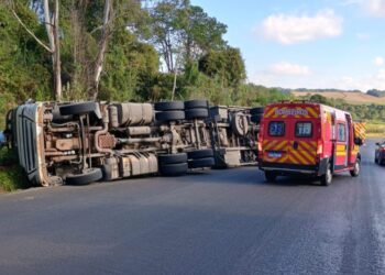 Tombamento de carreta deixa motorista ferido na SC-350 em Lebon Régis