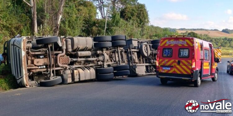 Tombamento de carreta deixa motorista ferido na SC-350 em Lebon Régis