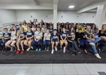 Alunos da escola Viver e Conhecer vistam a Câmara de Vereadores de Capinzal