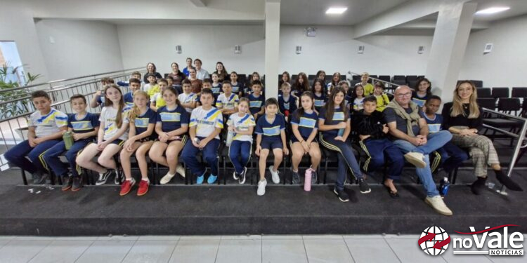 Alunos da escola Viver e Conhecer vistam a Câmara de Vereadores de Capinzal