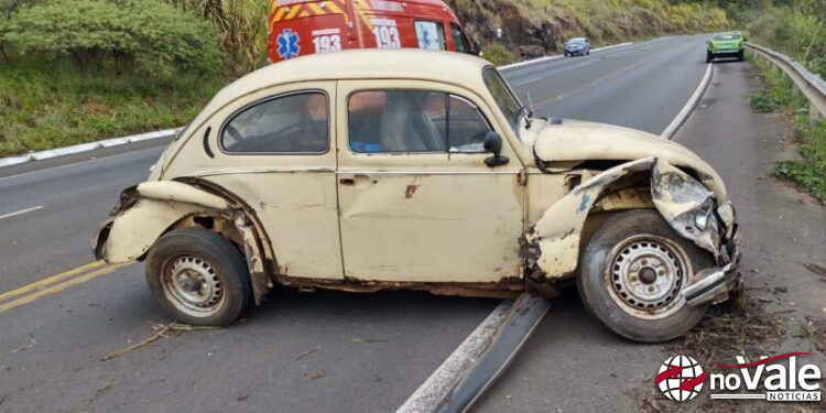 Fusca apresenta falha mecânica e condutor colide contra guard rail no Contorno Viário em Capinzal