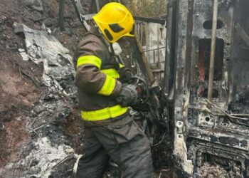 Motorista morre carbonizado em tombamento de carreta na BR-282, em Maravilha