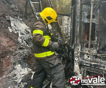 Motorista morre carbonizado em tombamento de carreta na BR-282, em Maravilha
